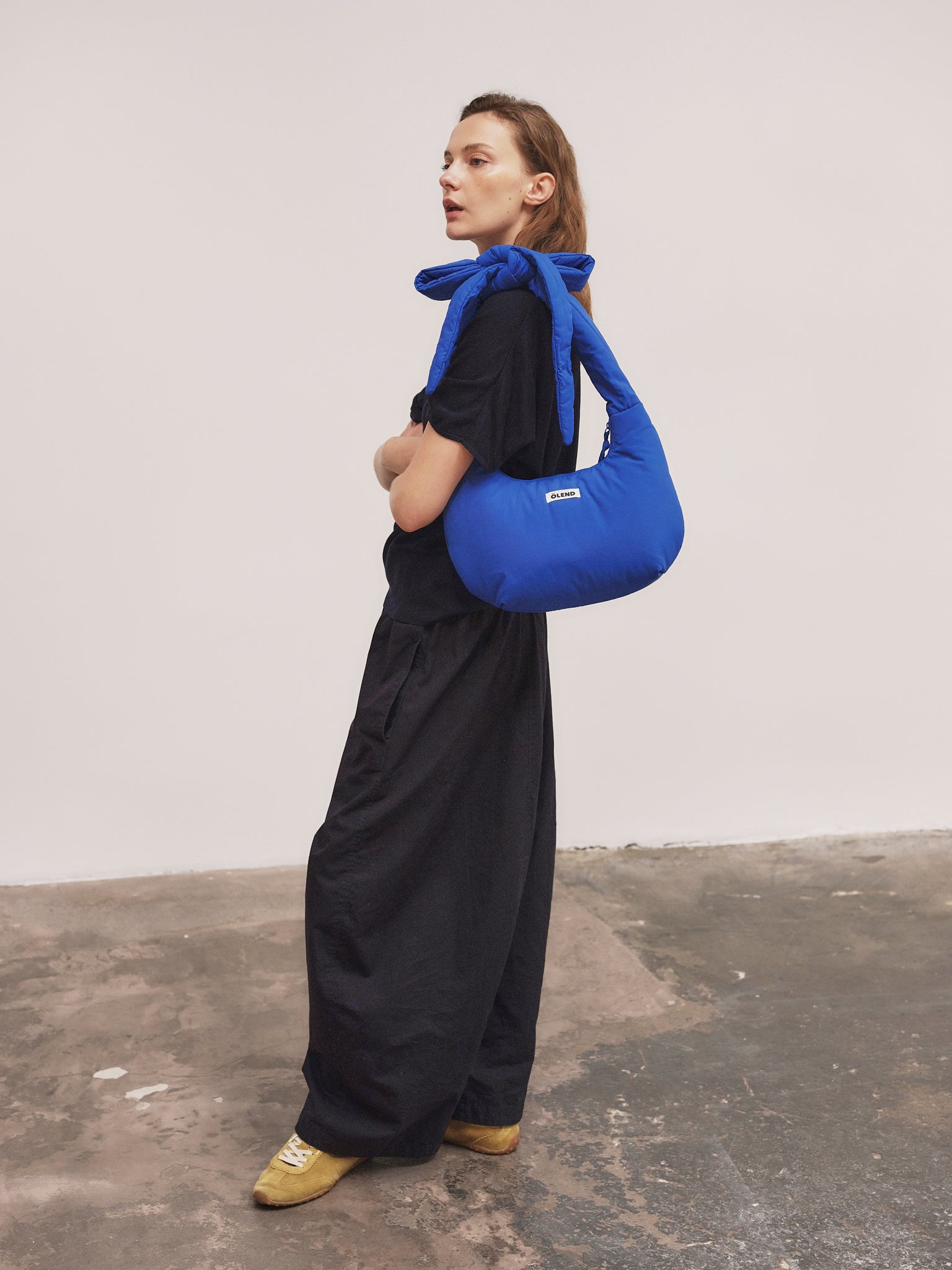 送料関税込☆Olend カリプソ バーティカル マルチバッグ black Capri Bag – Ölend